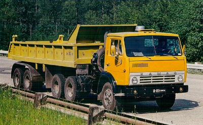 Автопоезд КамАЗ-54101 и саморазгружающийся полуприцеп ГКБ-9575