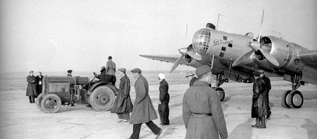 АНТ-37 «Родину» вывозят к месту старта. В качестве тягача используется аэродромный трактор ХТЗ‑15/30