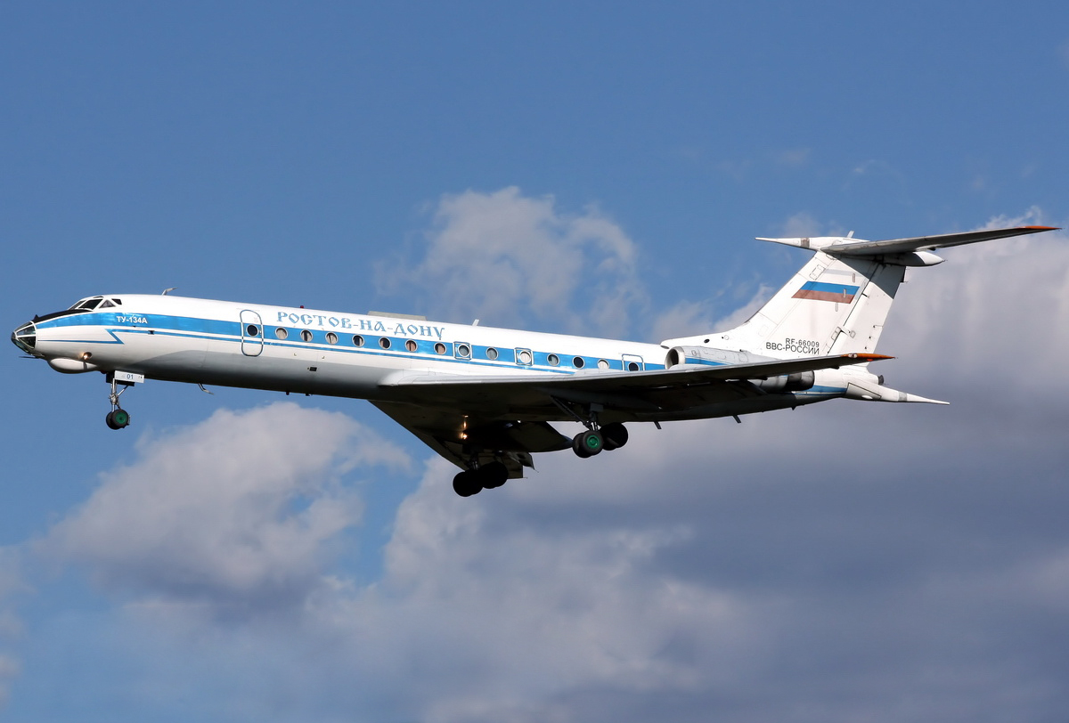 Ближнемагистральный пассажирский самолет Ту-134АК