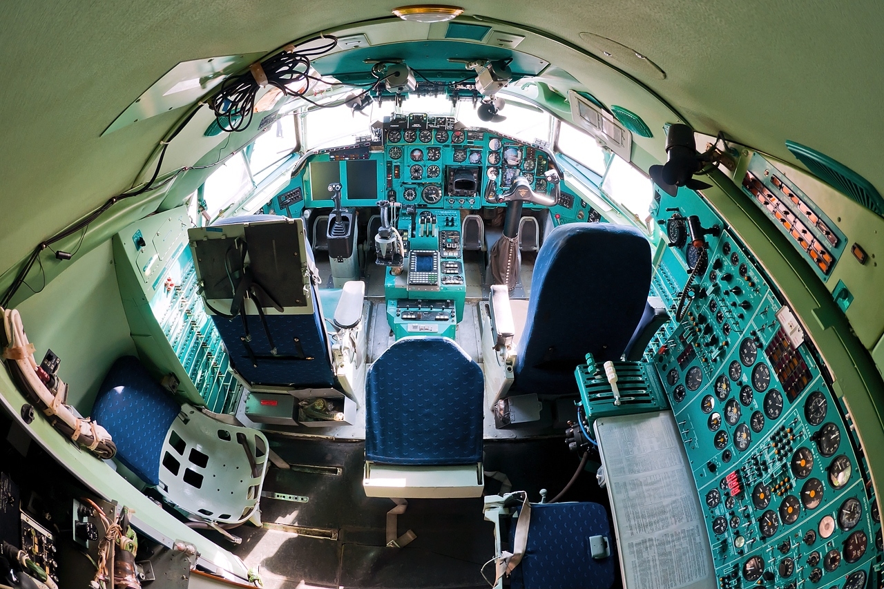Кабина пилотов Ту-154