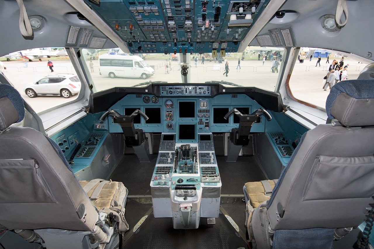 Кабина самолета Ту-334