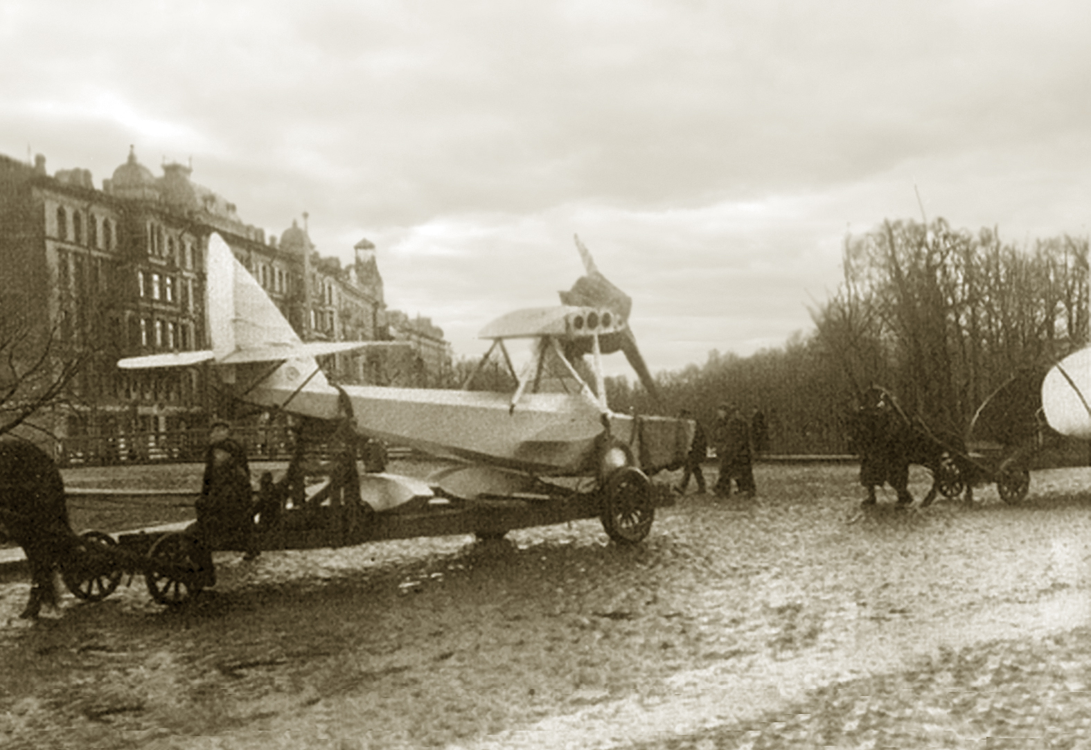 Шавров перевозит Ш-1 на Комендантский аэродром 1928 г