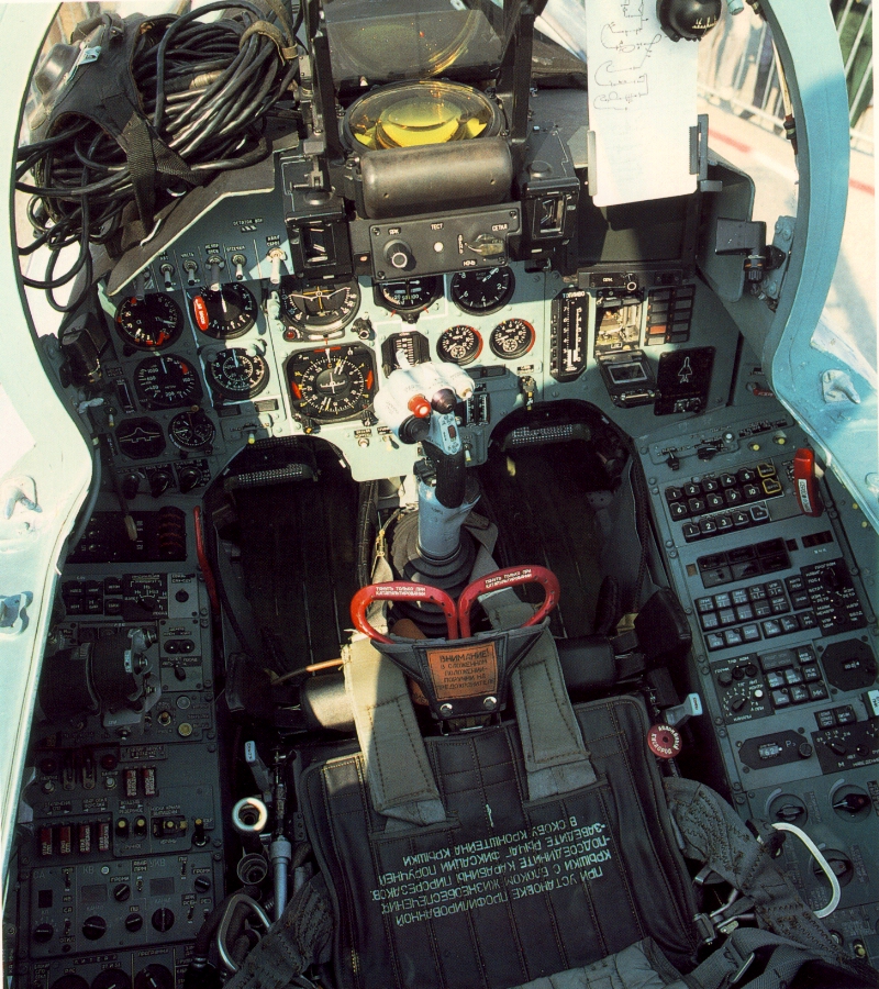 Кабина пилота Су-27
