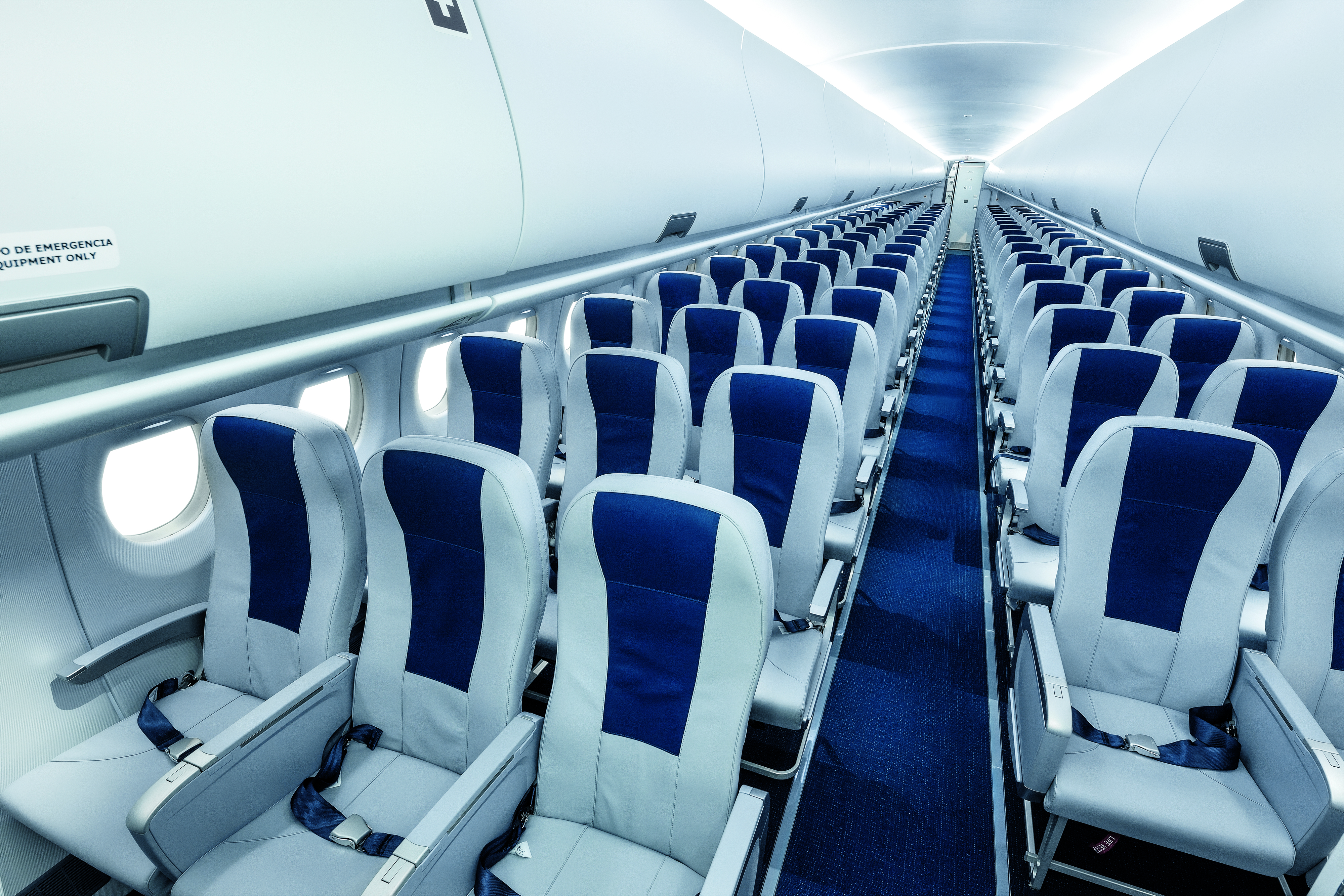 Пассажирский салон SuperJet 100
