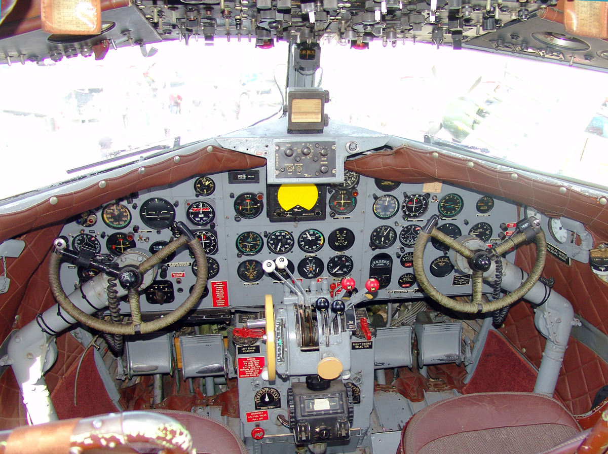 Кабина пилотов Douglas DC-3