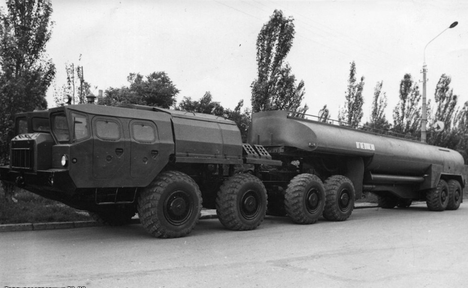 Топливозаправщик ТЗ-30. МАЗ-7410 с полуприцепом МАЗ-9989.