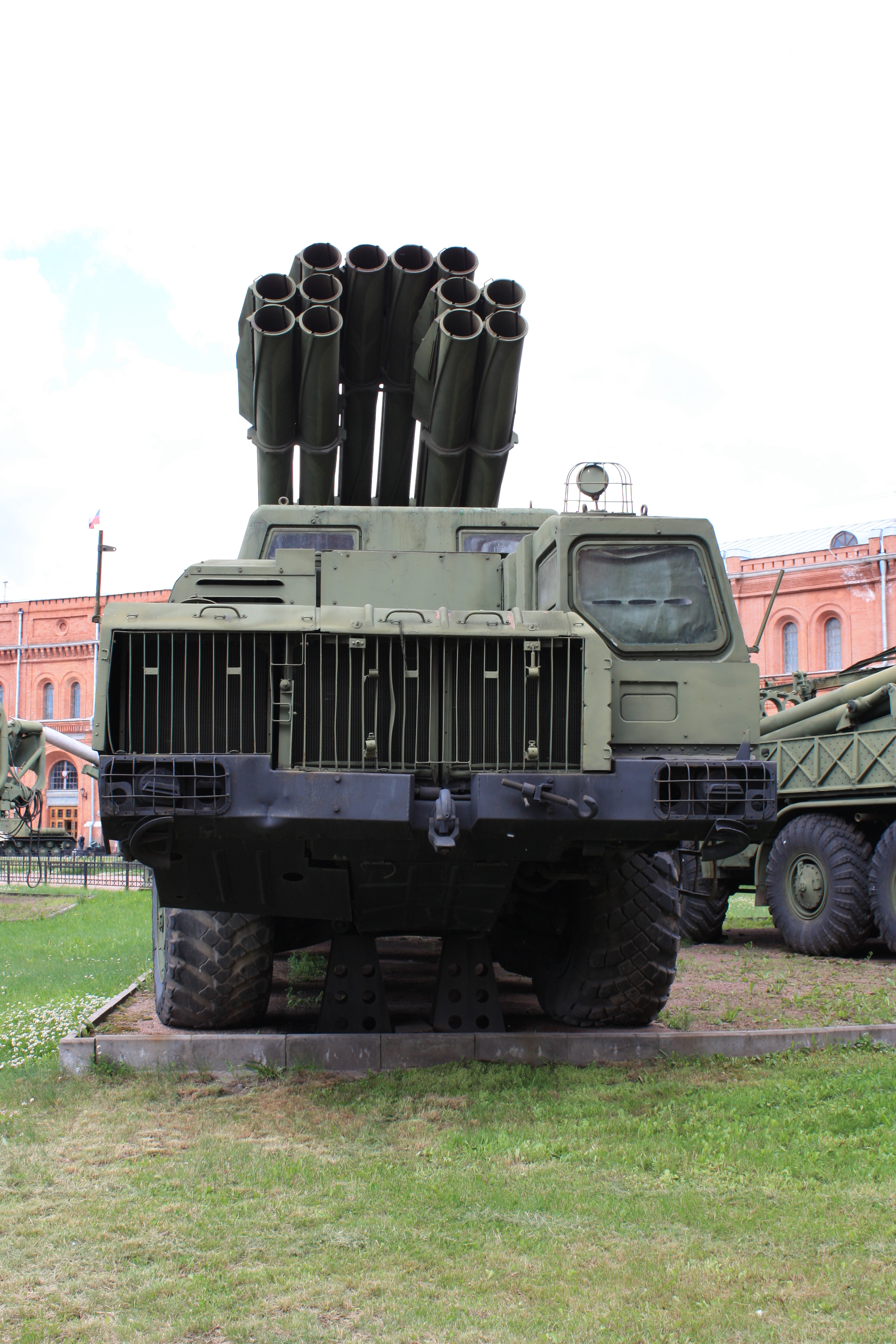 Боевая машина 9А52 300-мм реактивной системы залпового огня 9К58 
