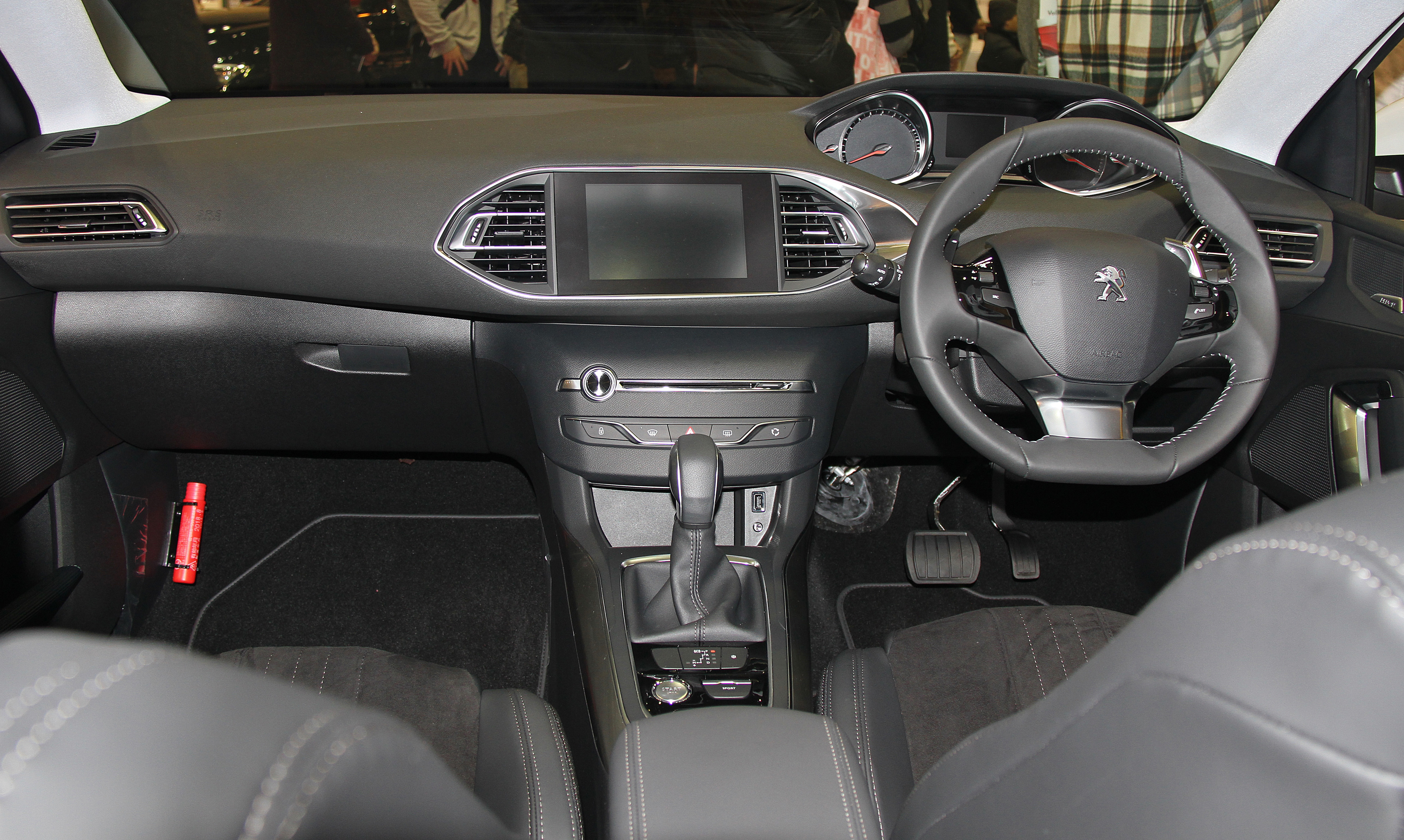 Панель приборов Peugeot 308