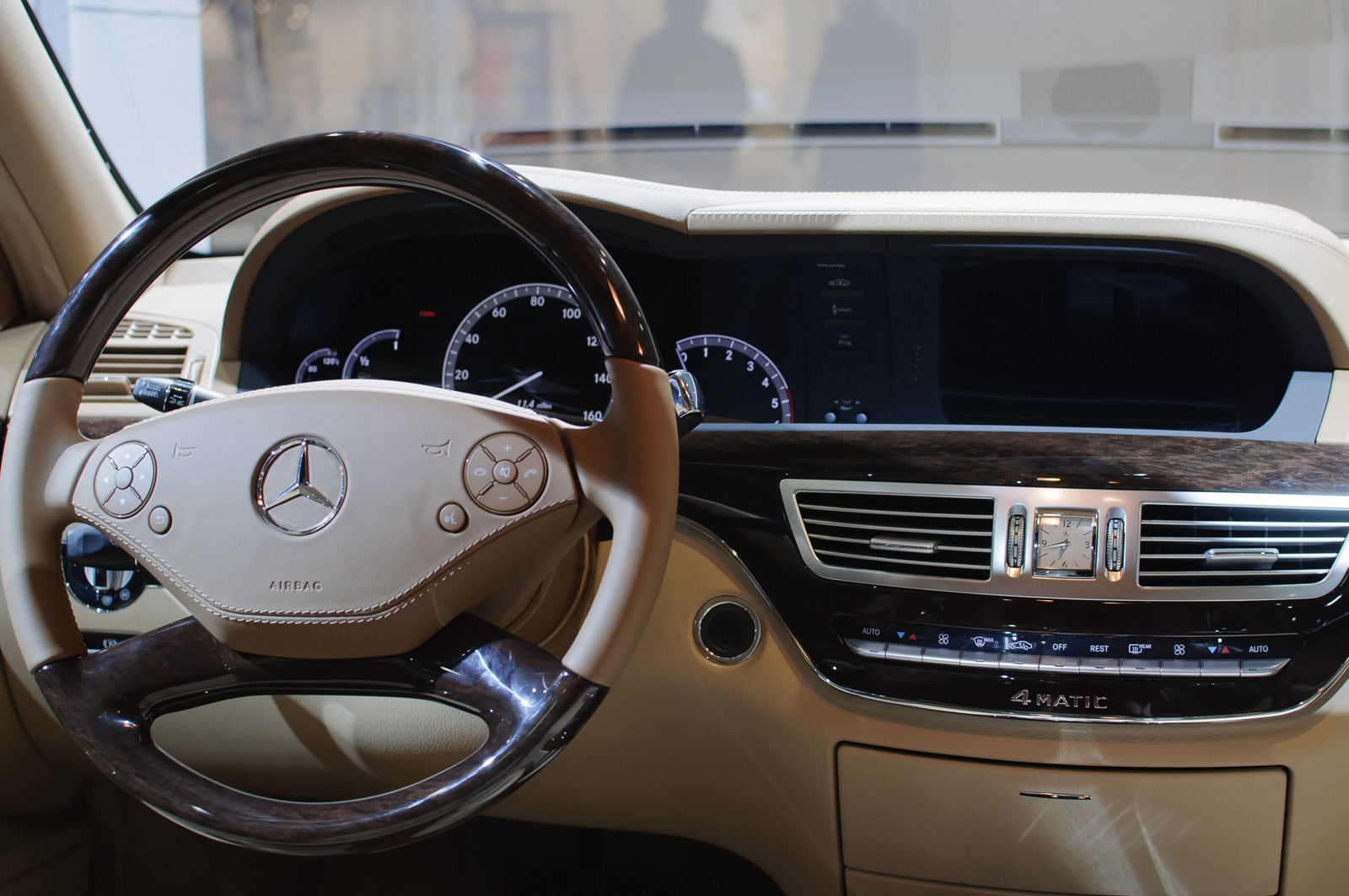 Интерьер Mercedes-Benz w221
