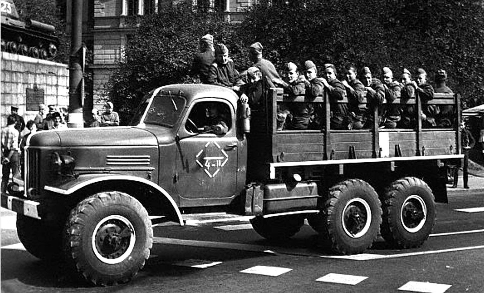 Грузовик ЗИЛ-157К с военнослужащими Советской армии у памятника советскому танку в Праге. 1968 год
