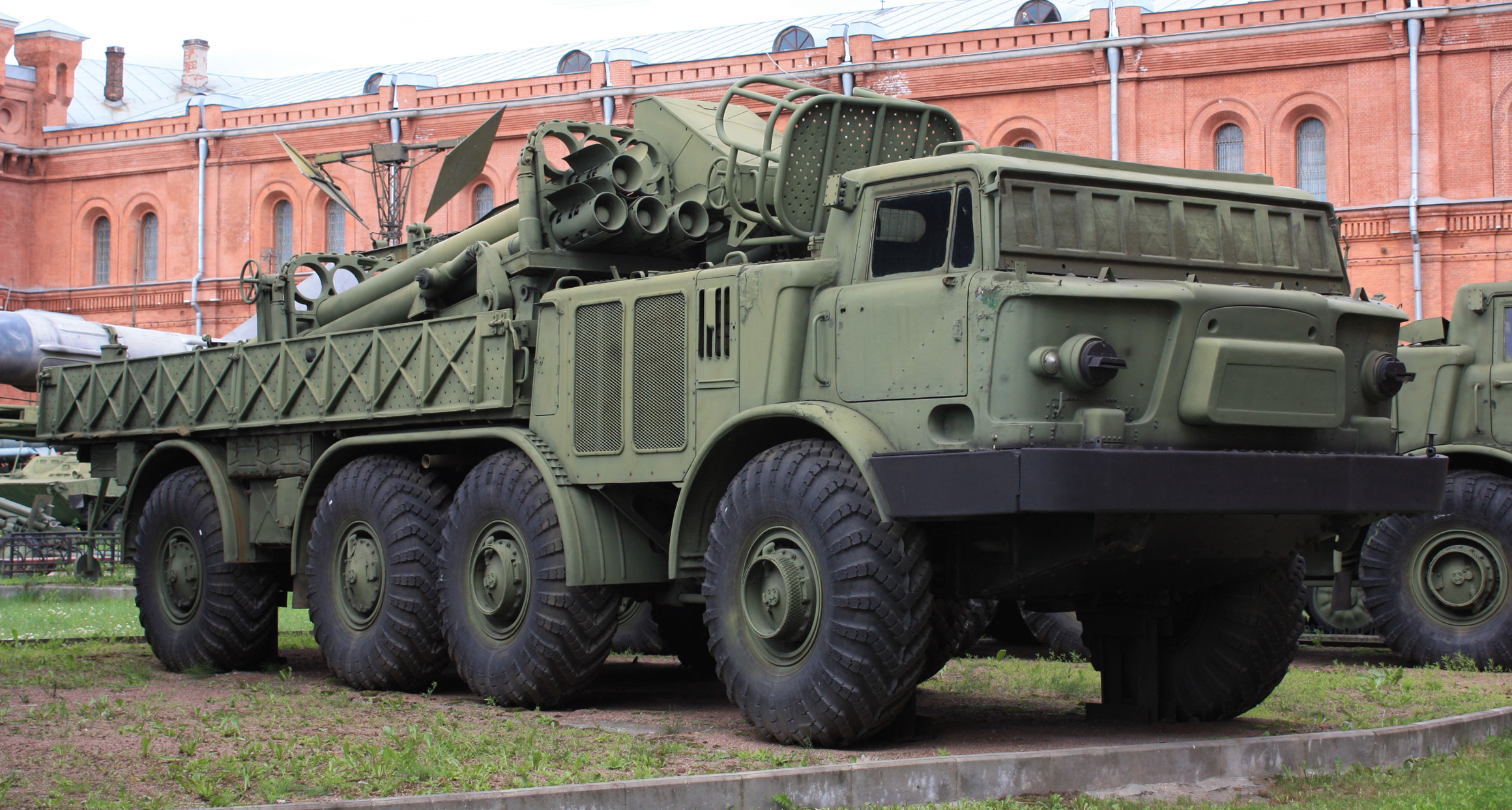 ЗиЛ-135. Транспортно-заряжающая машина 9Т452 реактивной системы залпового огня 