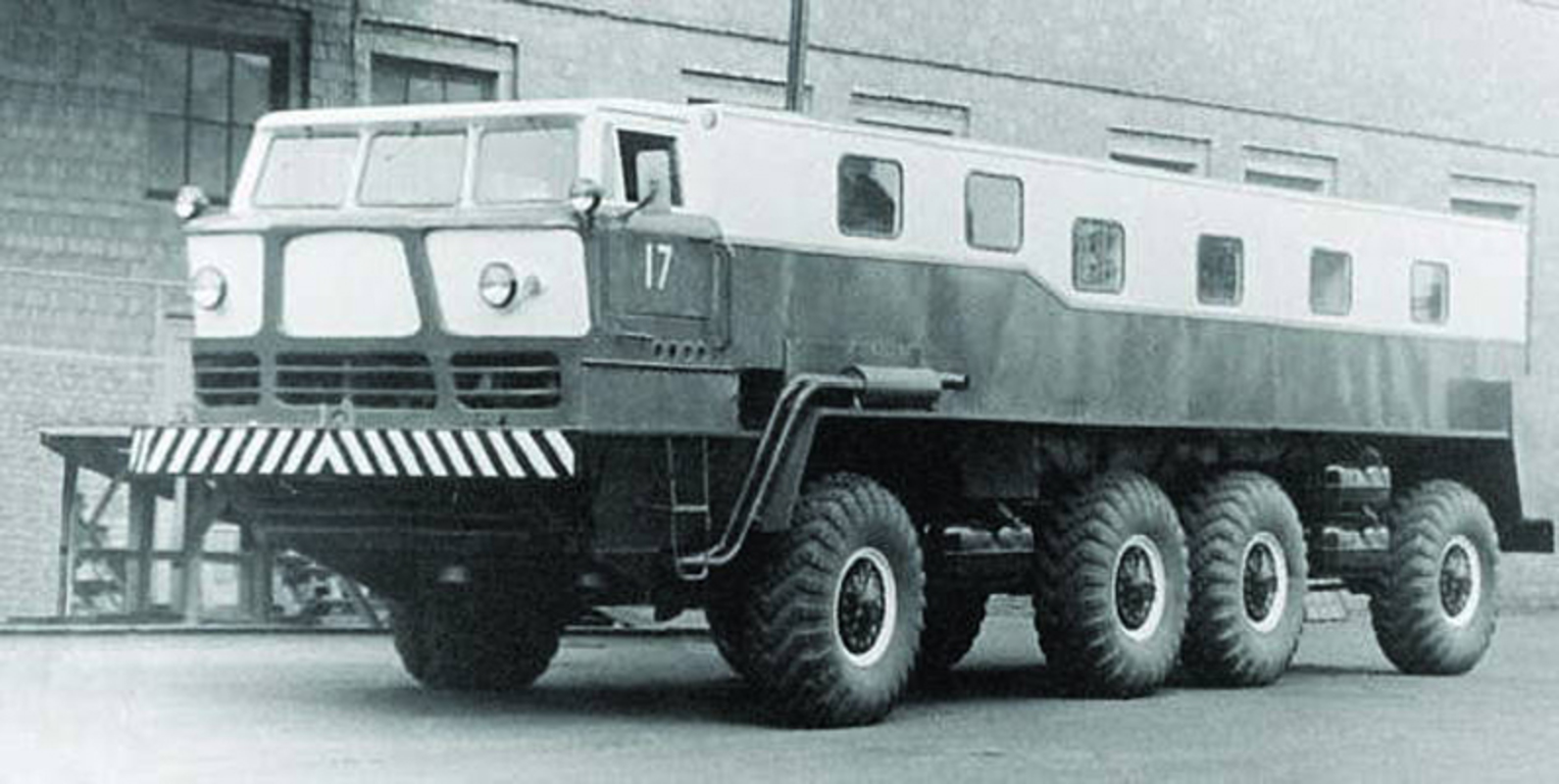 Головной тягач ЗИЛ-135ЛН активного трехсекционного 24-колесного автопоезда
