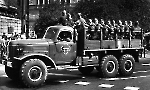 Грузовик ЗИЛ-157К с военнослужащими Советской армии у памятника советскому танку в Праге. 1968 год 