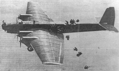Высадка парашютного десанта с ТБ-3