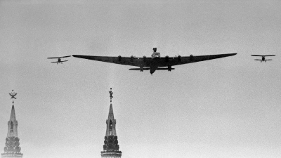 АНТ-20 в сопровождении двух И-5 над Красной площадью