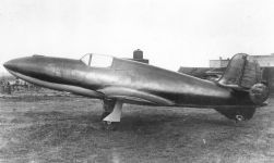 Первый образец самолета «БИ» еще без двигателя. Его испытания начались осенью 1941 г. в ЛИИ. Тогда самолет испытывался ещё как планер, затаскиваемый на высоту самолетом‑буксировщиком