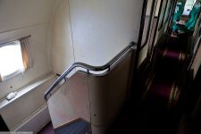 Лестница с палубы пассажиров на палубу с кухней, багажом и комнатой отдыха экипажа на Ту-114