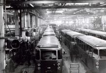 Автобусы ЛиАЗ-677 в цехе завода