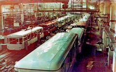 Автобусы ЛиАЗ-677 в цехе завода