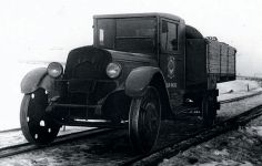 Автомобиль для движения по грунтовым и железным дорогам БХ-1