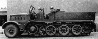 Полугусеничный бронированный тягач Sd.Kfz. 9