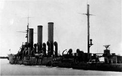 Крейсер "Аврора" в Ораниенбауме на грунте, апрель 1944 год